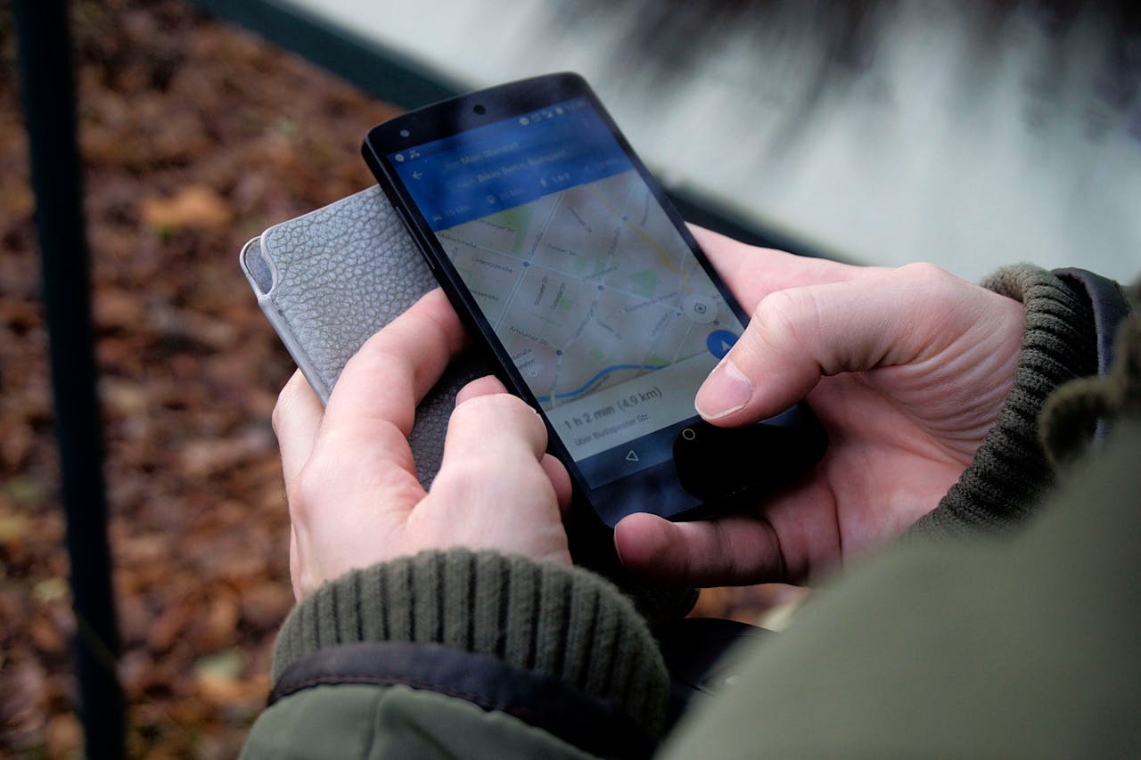スマホでGoogleマップを検索するイメージ